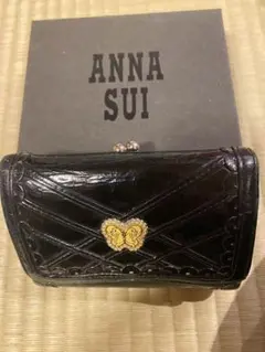 ☆のん☆ANNA SUI エンボス加工 ブラック三つ折り財布 ANNA SUI エンボス加工 ブラック三つ折り財布 - メルカリ