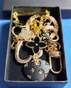 ハート型 黒・ゴールド 花型 チャーム キーホルダー 商品番号「X」