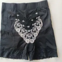 昭和レトロ　黒のガードル　レース装飾　フラワー刺繍　匿名配送のサムネイル