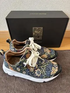 Flower MOUNTAIN ＊花と鳥の柄 スニーカー23.5 いちご泥棒のサムネイル
