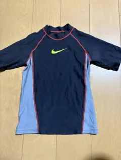 数回使用NIKE黒色×グレーラッシュガード140 小さめ