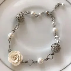 ホワイトローズと透かしボールのブレスレット★ハンドメイド