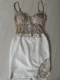 刺繍入りホワイトタイトドレス