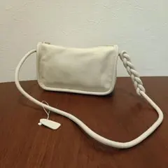 ホワイト　オフホワイト　レザーショルダーバッグ　ポシェット