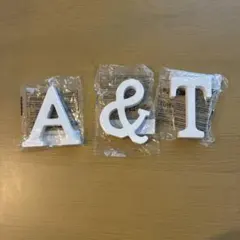 ホワイト アルファベット A & T 置物