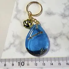 海の雫と足跡 ◯ 砂浜と小さなヤドカリのドロップレジンキーホルダー肉球チャーム付