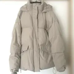 フード付きベージュダウンジャケット　（中綿）