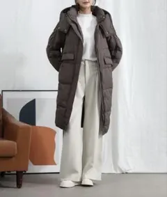 大きめフードのスタンドネックロングダウンジャケット