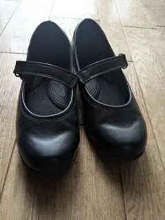 3回使用パンジーブラックストラップ付シューズ 23.5cm EEEワイドオフィス