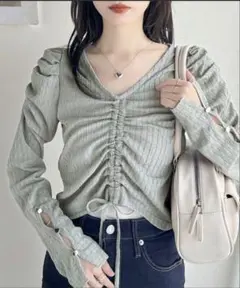 mily bilet シャーリング使い膨れジャガード袖ボタンVネックカットソー