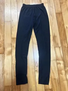 リブ編みフレア裾黒レギンス