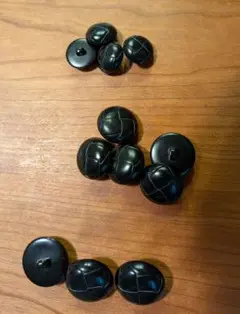黒系ボタン（足付きクロス模様プラスチック ）