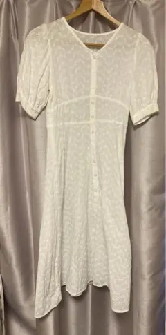 ホワイト花柄刺繍半袖ワンピース