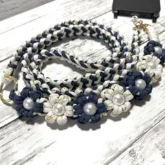 ハンドメイド　パラコード　スマホショルダーストラップ　花　スマホショルダー　白紺