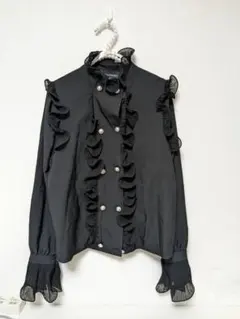 フリル付き黒長袖シャツ
