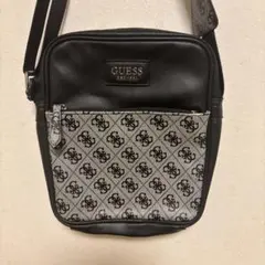 メンズ レディース GUESS ショルダーバッグ ブラック/シルバー