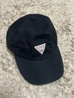 GUESS ブラックキャップ 三角ロゴ付きのサムネイル