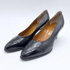 美品 バーバリー パンプス ヒール レザー 黒 パンチング模様 22.5cmのサムネイル