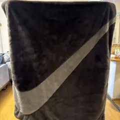 NIKE NSW フェイクファー ブランケット スウォッシュ ブラウン