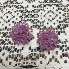 紫のビーズ花形イヤリング