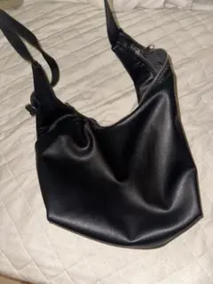 黒の合成皮革ショルダーバッグ