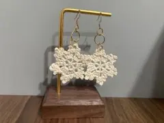 アイボリー 雪の結晶型ピアス