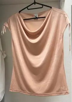 493 KOFKRIZIA カットソー　光沢感　美品　L ポリエステル