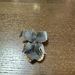 花のデザイン ブローチ 黒と金色
