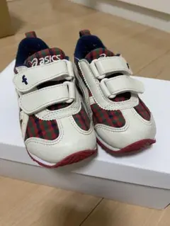 ファミリア アシックス