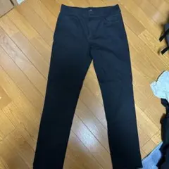 黒 スリムフィット デニムパンツ