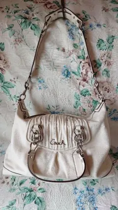 コーチ・ホワイト ショルダーバッグ ギャザー入りチェーン