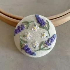 ハンドメイド・刺繍ブローチ　ラベンダー　ホワイト