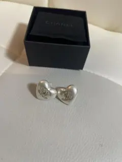 CHANEL ハート型ピアス シルバー調
