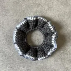 シュシュ　ハンドメイド　編み物　かぎ編み グレーベース×ブルー/白