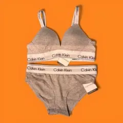 【未使用】カルバンクラインブラ＆ショーツ(ストラップ ロゴ付)上下セット灰色Ｓのサムネイル
