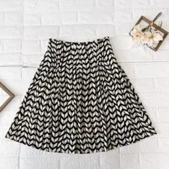 MOSAIQUE 幾何学柄 フレアスカート 38 膝丈 ブラック ホワイト