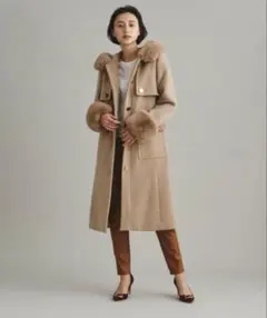 ベージュ ファー付きロングコートのサムネイル
