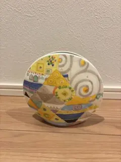 カラフルな幾何学模様の花瓶