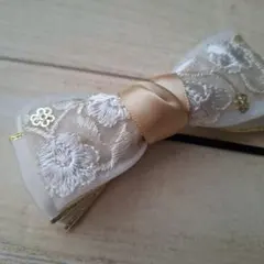 インド刺繍リボンのヘアゴム ベージュ花 - メルカリ