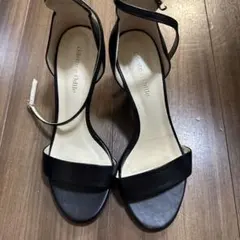 Odete e odile ブラックストラップサンダル ヒール