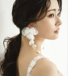 ホワイトフラワーロングピアス（BRIDE ME）