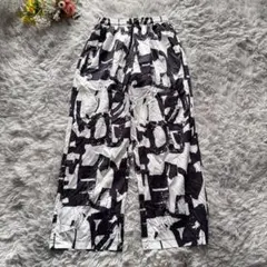 幾何学柄プリントイージーパンツ　【L】　ブラック　白黒　ワイドパンツ　フリフル