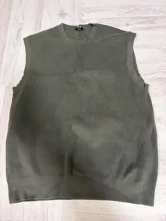 オリーブ色 ノースリーブニット