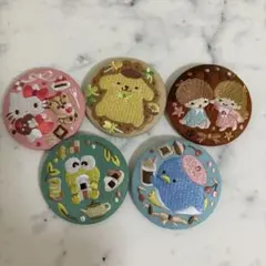 サンリオ 刺繍缶バッジ　キティ　ポムポム　キキララ　けろっぴー　タキシードサム