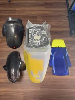 yzf-r1 02〜03 レーシングカウル 3点セット 廃盤　激レア yzf-r1 02〜03 レーシングカウル 3点セット 廃盤 激レア - メルカリ