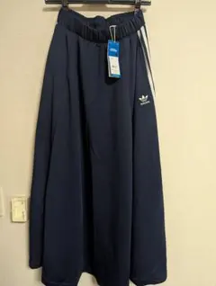 未使用タグ付き adidas ロングスカート KON71
