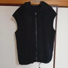 フード付き黒ベスト