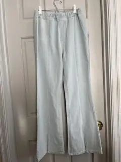 ライトブルーフレアデニムパンツ スリット入り　未使用品