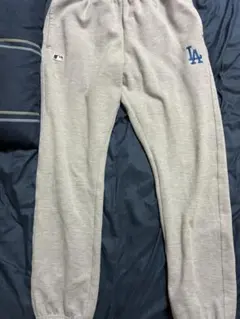 グレー ジョガーパンツ ロゴ入り