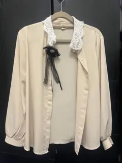 ベージュのレース襟長袖ブラウス　ブローチ付き　フレンチガーリー
